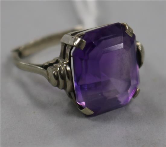 A 1930s/1940s white metal and amethyst dress ring, size M.